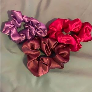 3 metallic scrunchies